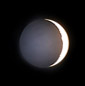 Der Mond am 15.2.2002 - längere Belichtung macht aschgraues Mondlicht sichtbar